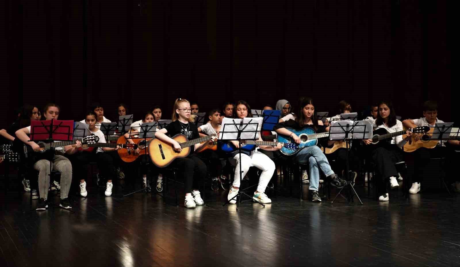 OSMANGAZİ BELEDİYESİ’NİN BİLGİ EVLERİ’NDE DÜZENLENEN KURSLARI BAŞARIYLA TAMAMLAYAN ÖĞRENCİLER, SERGİLEDİKLERİ