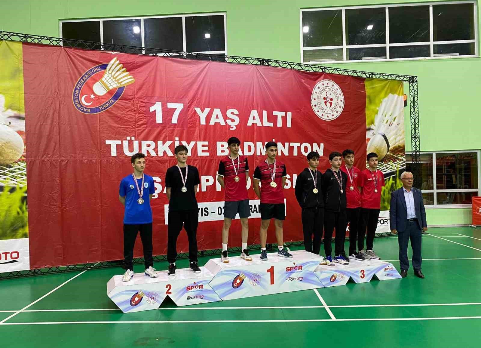 OSMANGAZİ BELEDİYESPOR BADMİNTON TAKIMI SPORCULARINDAN VEYSEL TAŞDEMİR, ANKARA’DA DÜZENLENEN 17