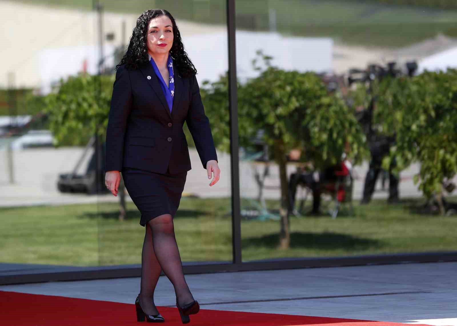 KOSOVA CUMHURBAŞKANI VJOSA OSMANİ, SIRBİSTAN CUMHURBAŞKANI ALEKSANDAR VUCİC’İ KOSOVA’DAKİ YASA