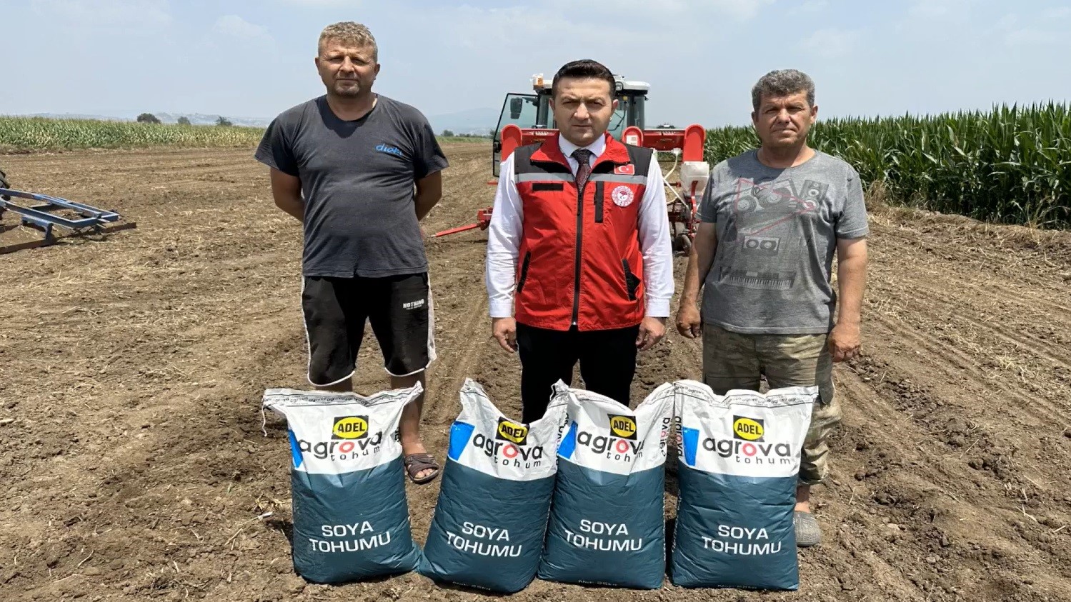 İL TARIM VE ORMAN MÜDÜRÜ MUSTAFA İLMEÇ (ORTADA), YENİKÖY’DE SOYA