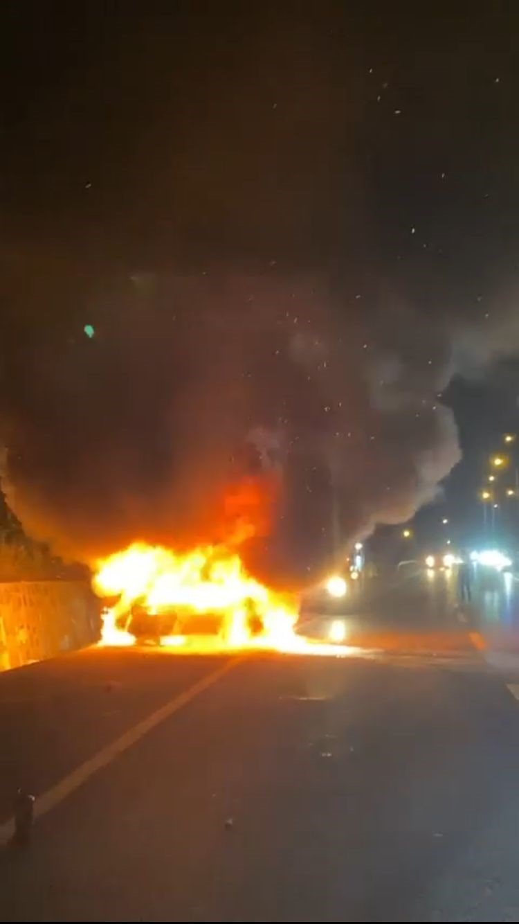İSTANBUL EYÜPSULTAN'DA SEYİR HALİNDEYKEN BİR ANDA ALEV ALAN OTOMOBİL YOL