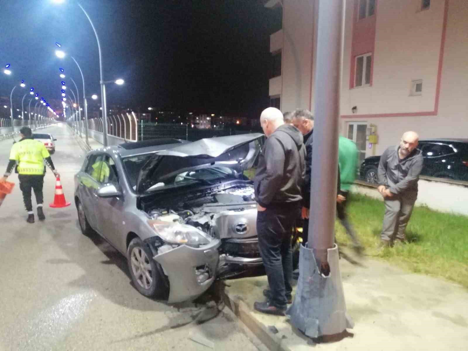 KARABÜK'TE KONTROLDEN ÇIKAN OTOMOBİLİN AYDINLATMA DİREĞİNE ÇARPTIĞI KAZADA 1 KİŞİ