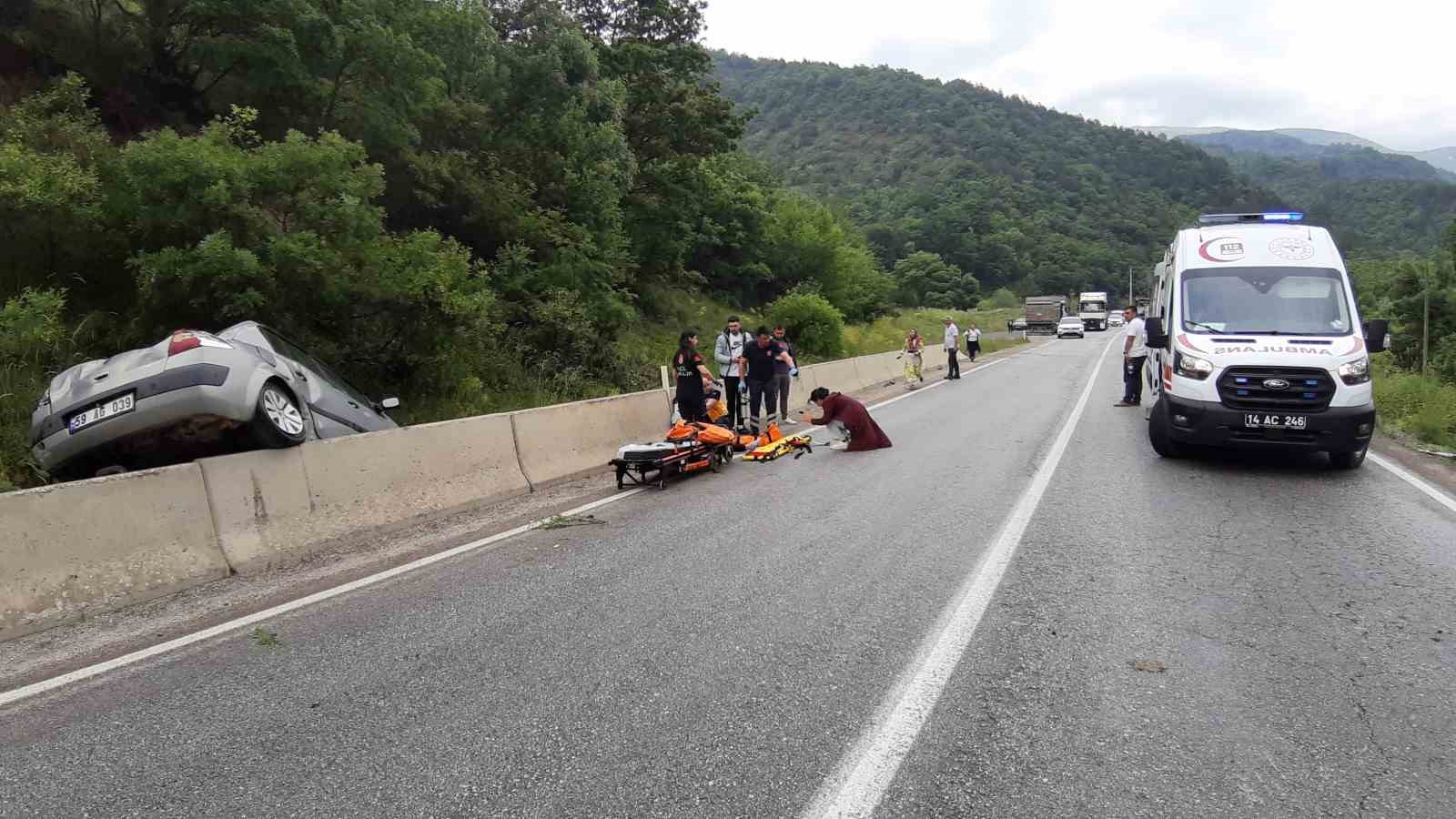 BOLU’NUN MUDURNU İLÇESİNDE SEYİR HALİNDE OLAN BİR OTOMOBİL BETON BARİYERLERE