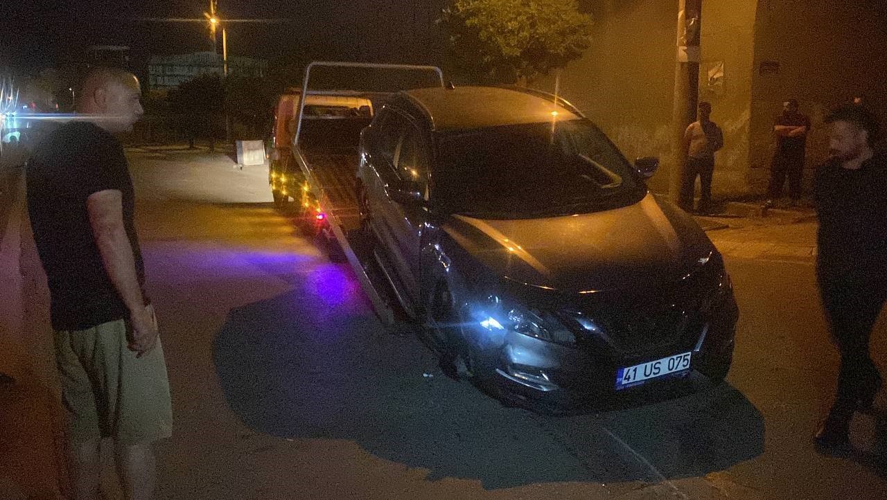 KOCAELİ’NİN GEBZE İLÇESİNDE OTOMOBİLİN CİPE ARKADAN ÇARPMASI NETİCESİNDE KAZA MEYDANA
