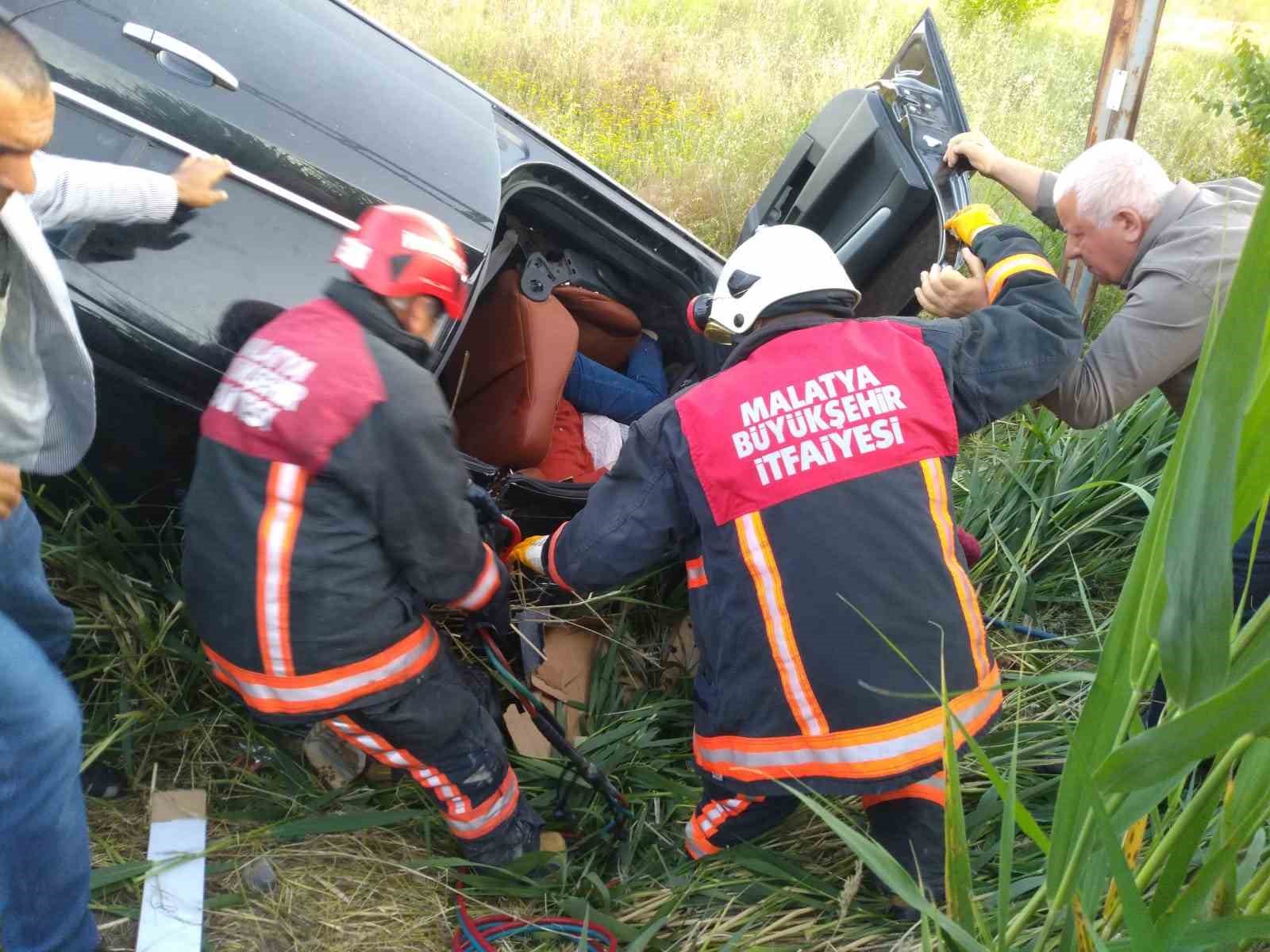 MALATYA’NIN KALE İLÇESİNDE SÜRÜCÜSÜNÜN DİREKSİYON HAKİMİYETİNİ KAYBETTİĞİ OTOMOBİL ELEKTRİK DİREĞİNE