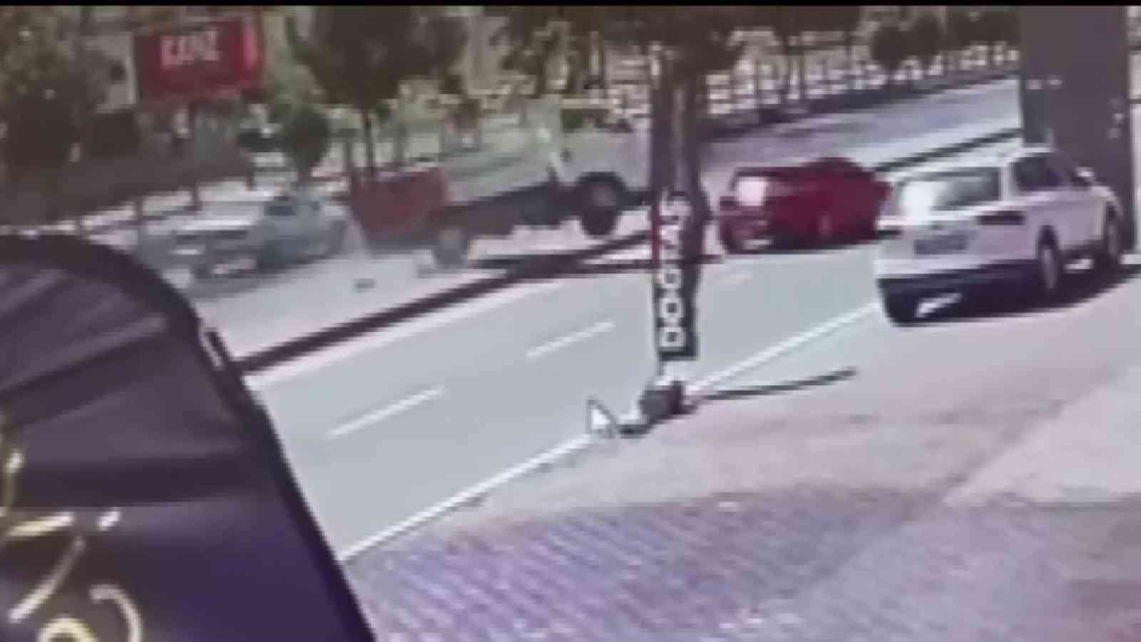 BATMAN’DA OTOMOBİL İLE KAMYONETTİN ÇARPIŞTIĞI KAZADA, KAMYONET REFÜJÜ AŞIP KALDIRIMA