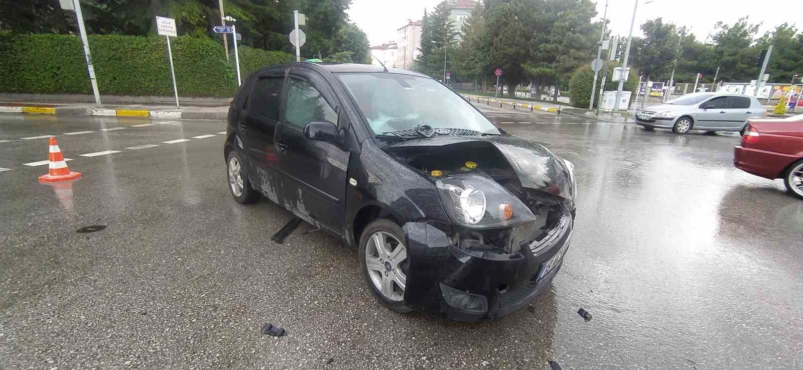 ÇORUM'DA BİR OTOMOBİL VE HAFİF TİCARİN ARACA ÇARPIŞMASI SONUCU MEYDANA