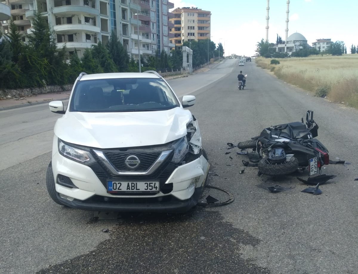 ADIYAMAN’DA, OTOMOBİL İLE MOTOSİKLETİN ÇARPIŞMASI SONUCU MEYDANA GELEN KAZADA 1