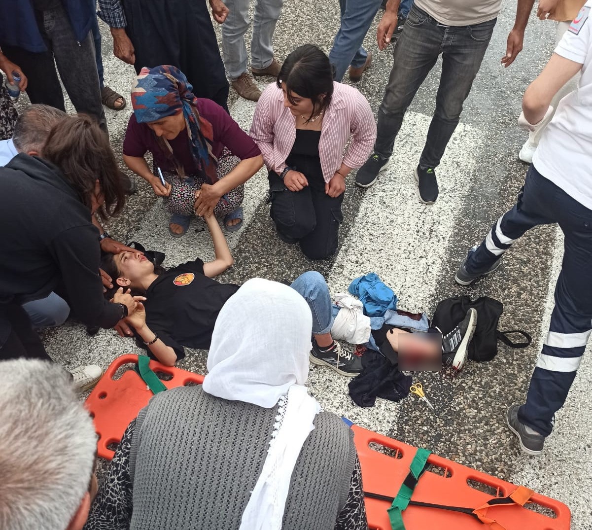 ADIYAMAN’DA, YAYA GEÇİDİNİ KULLANARAK YOLUN KARŞI TARAFINA GEÇMEYE ÇALIŞAN ÇOCUK,