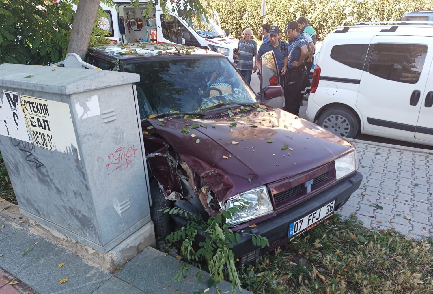 ANTALYA’NIN GAZİPAŞA İLÇESİNDE SEYİR HALİNDEKİ OTOMOBİL ÖNCE KALDIRIMA ARDINDAN AĞACA