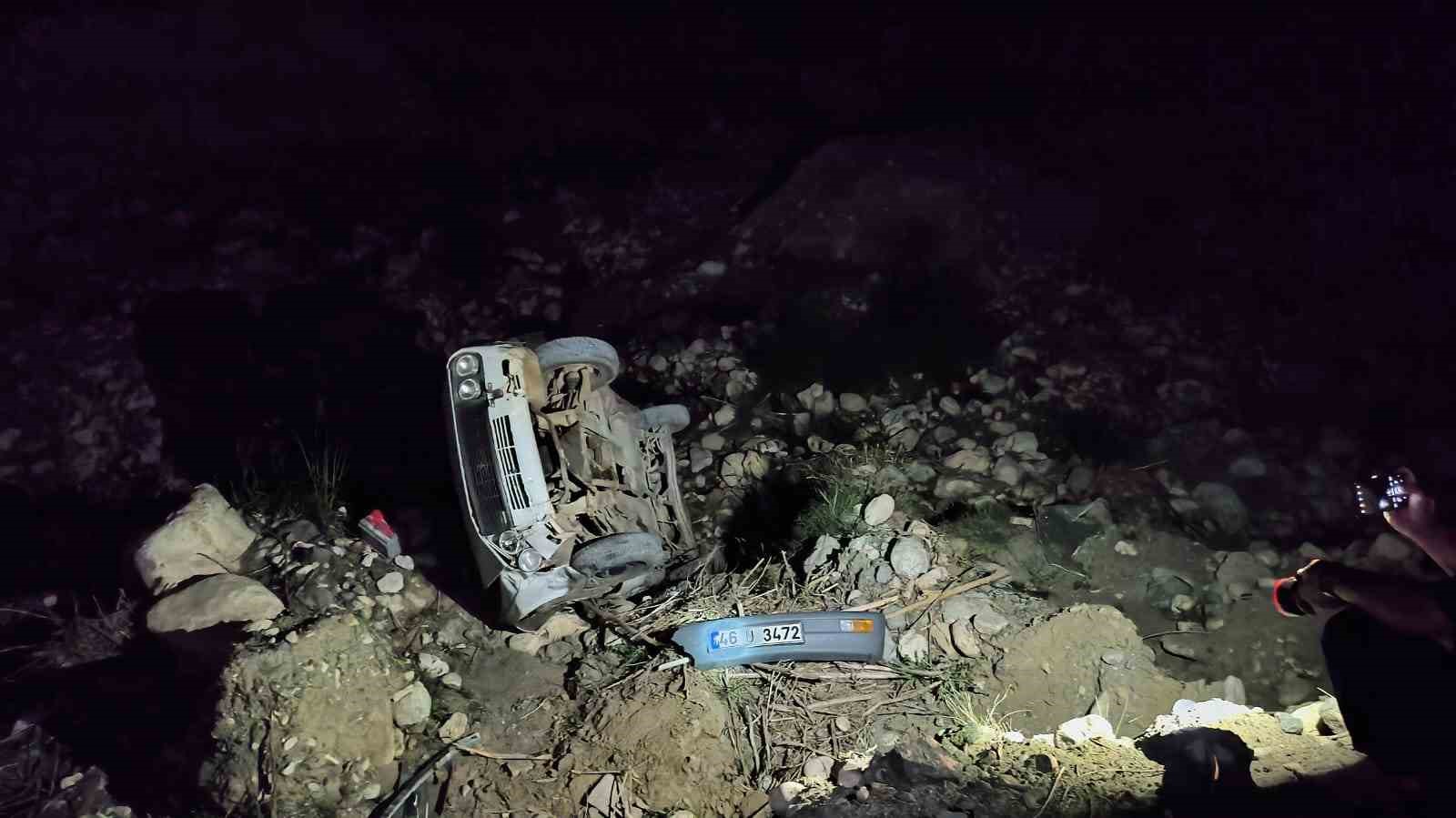 ADIYAMAN'IN GÖLBAŞI İLÇESİNDE OTOMOBİLİN ŞARAMPOLE DEVRİLDİĞİ KAZADA 4 KİŞİ YARALANDI.