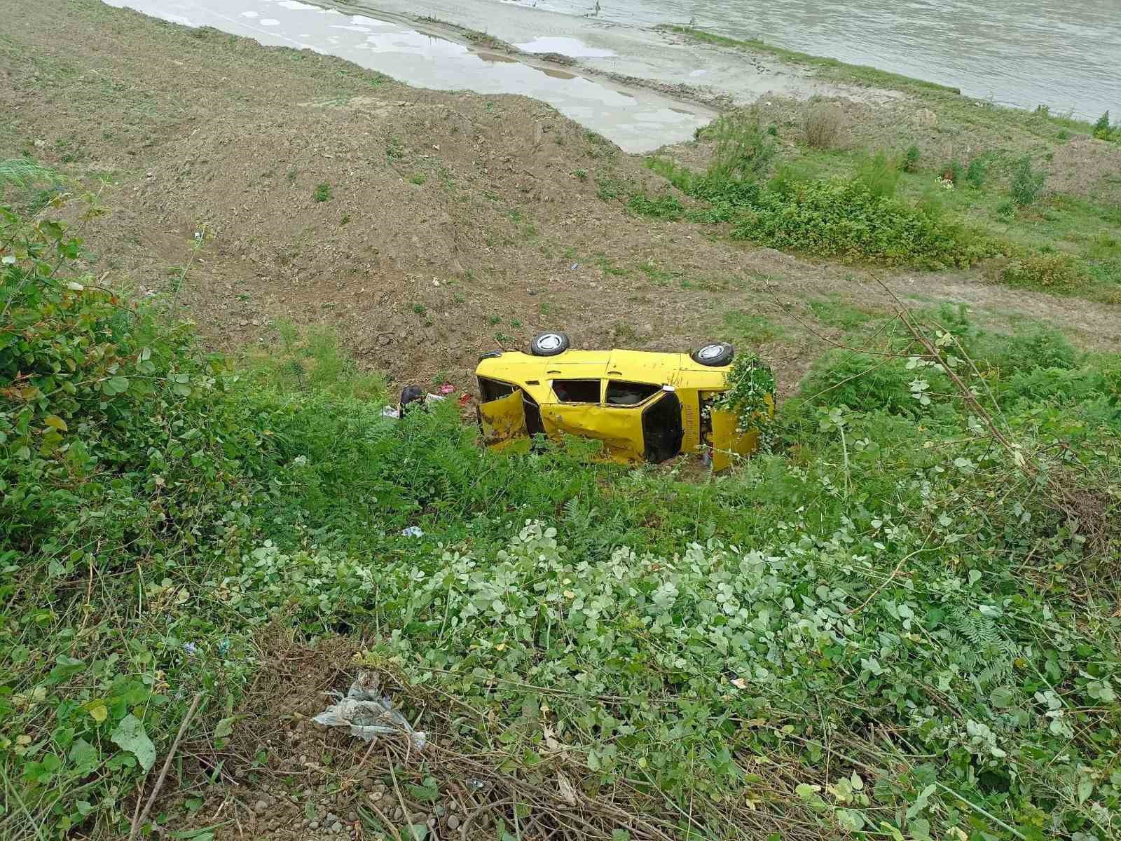 ZONGULDAK’IN ÇAYCUMA İLÇESİNDE DİREKSİYON HAKİMİYETİNİ KAYBEDEN SÜRÜCÜ YOL KENARINDAN AŞAĞI