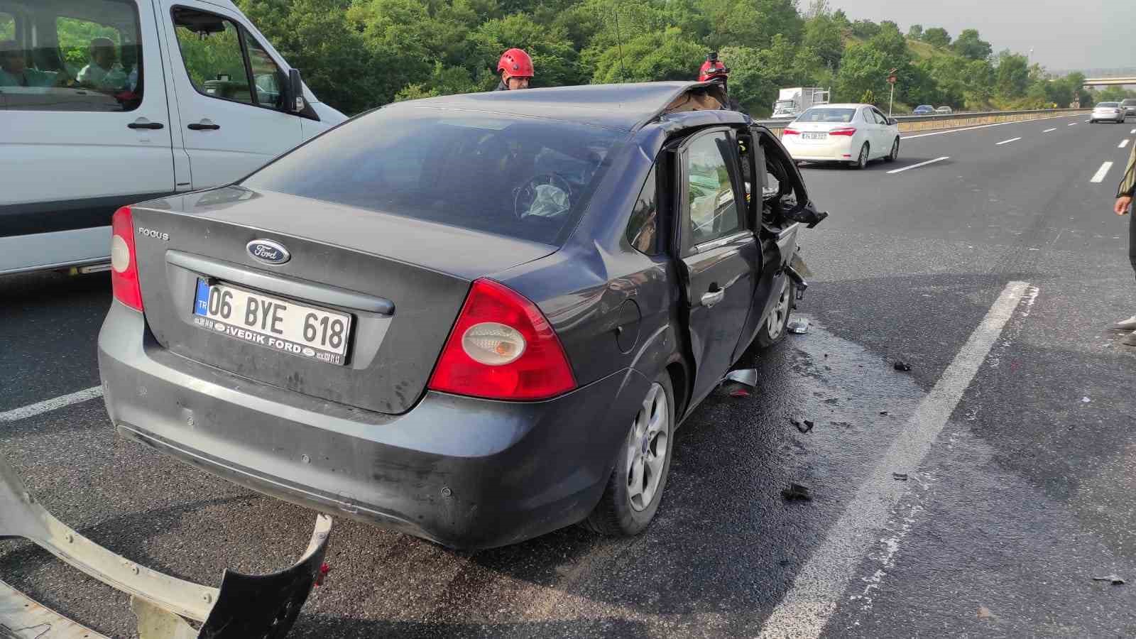 TEM OTOYOLU DÜZCE KESİMİNDE SABAH SAATLERİNDE TIR İLE OTOMOBİLİN KARIŞTIĞI