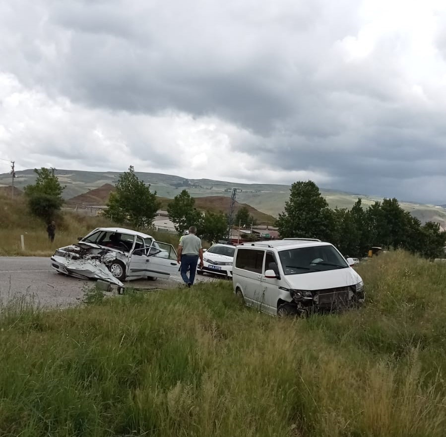 ÇORUM’UN İSKİLİP İLÇESİNDE OTOMOBİL VE MİNİBÜSÜN ÇARPIŞMASI SONUCU MEYDANA GELEN