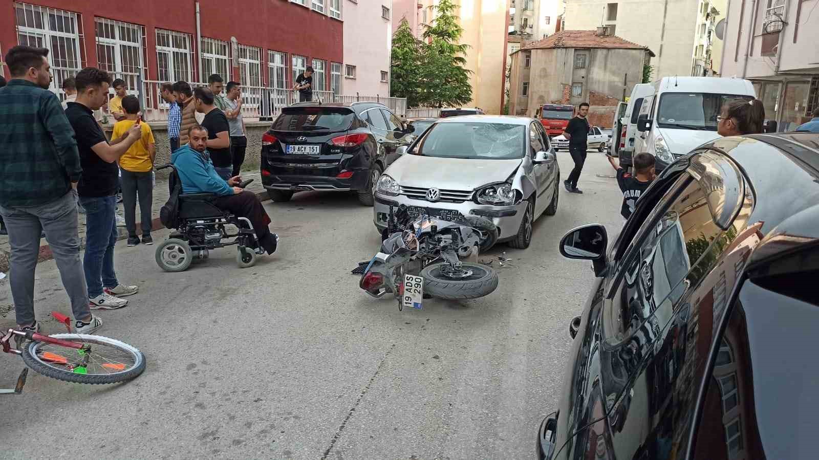 ÇORUM SUNGURLU İLÇESİNDE OTOMOBİL İLE MOTOSİKLETİN ÇARPIŞMASI SONUCU MEYDANA GELEN