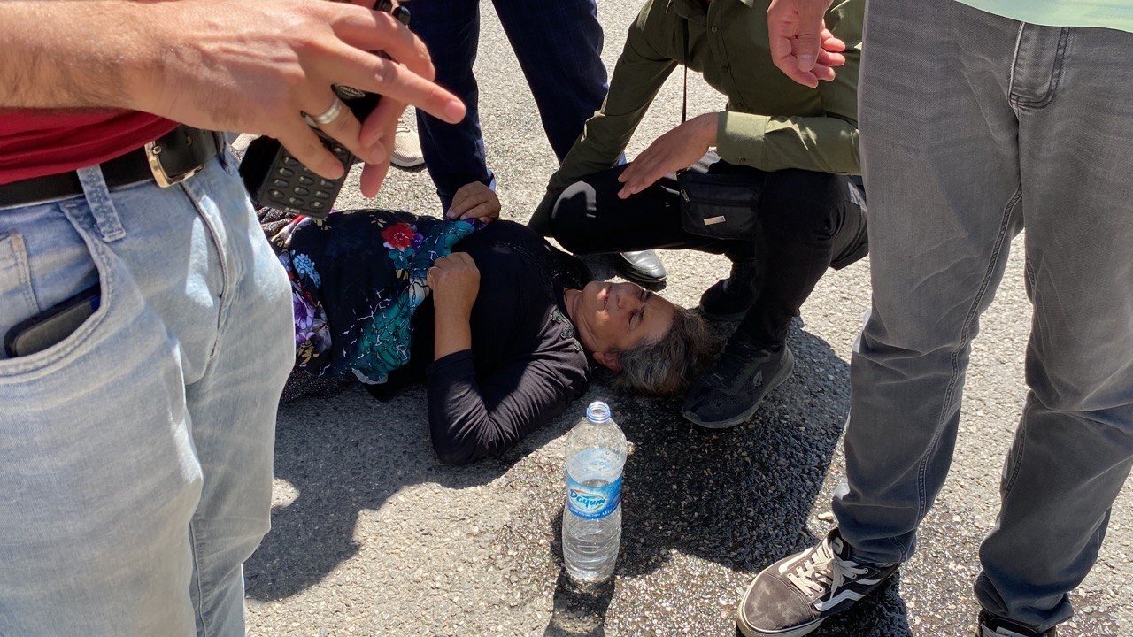 ADIYAMAN’DA, YOLUN KARŞI TARAFINA GEÇEMEYE ÇALIŞAN KADIN, OTOMOBİLİN ÇARPMASI SONUCU