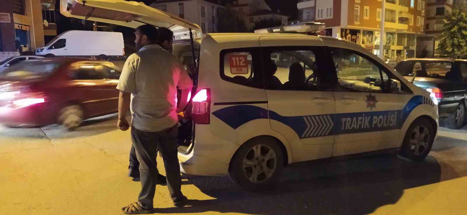 ÇORUM'DA MOTOSİKLETİYLE OTOMOBİLE ÇARPAN SÜRÜCÜSÜ YARALANARAK HASTANEYE KALDIRILDI.