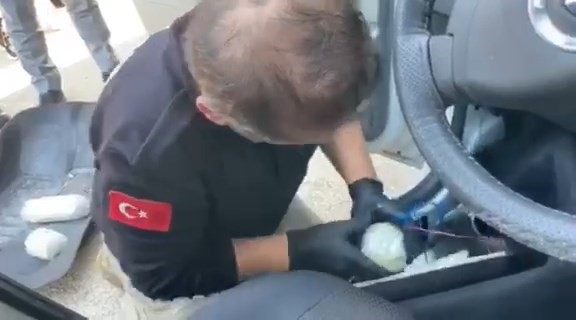 KOCAELİ'NİN KANDIRA İLÇESİNDE DURDURULAN OTOMOBİLDE YAPILAN ARAMADA, MARŞPİYEL KISMINA ZULALANMIŞ