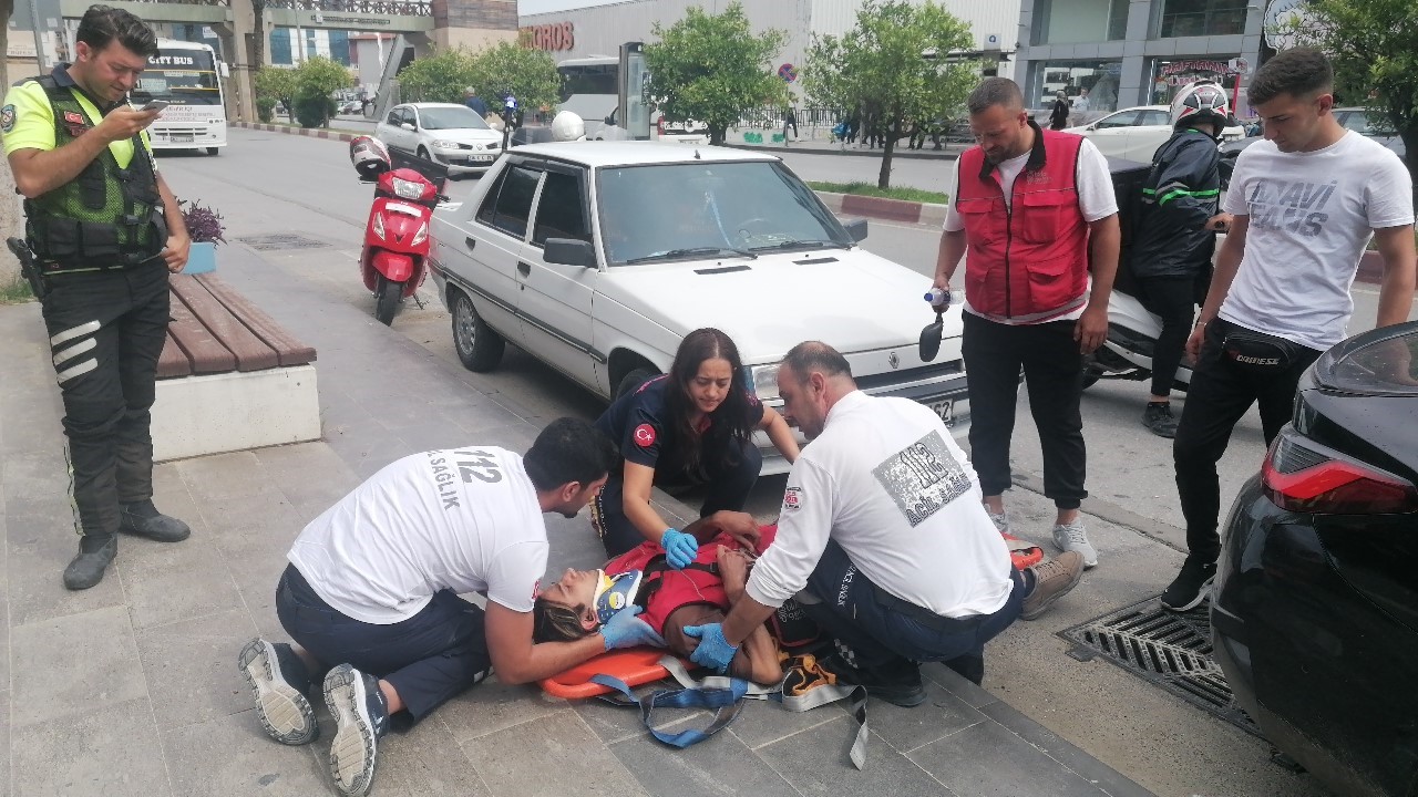 ANTALYA’NIN MANAVGAT İLÇESİNDE AYNI İSTİKAMETTE SEYİR HALİNDEKİ OTOMOBİLİN ÇARPTIKTAN SONRA