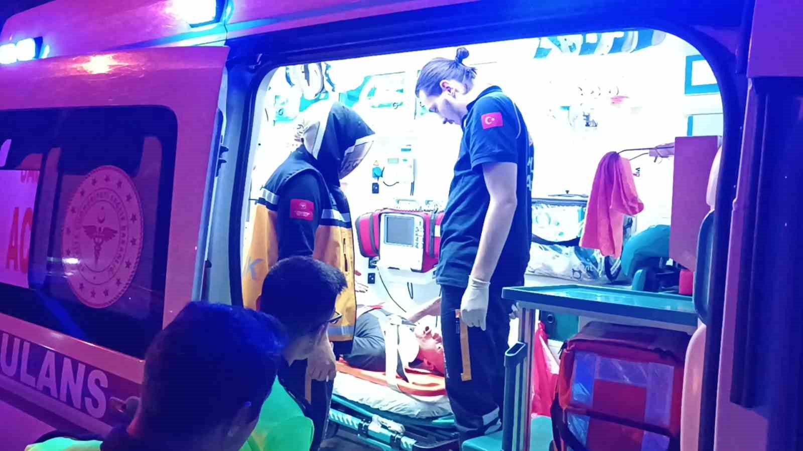 KOCAELİ’NİN GEBZE İLÇESİNDE YOLUN KARŞISINA GEÇEN YAYAYA OTOMOBİL ÇARPTI. KAZADA