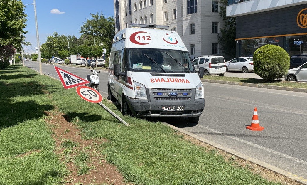 ADIYAMAN’DA, OTOMOBİLİN ARKADAN ÇARPTIĞI AMBULANS KONTROLDEN REFÜJE ÇIKTI.