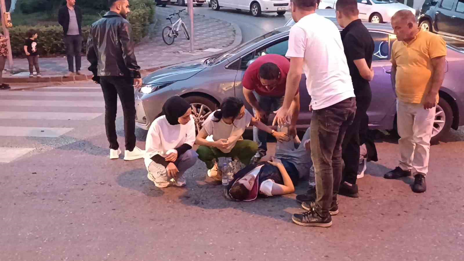 KOCAELİ'NİN GEBZE İLÇESİNDE OTOMOBİLİN ÇARPTIĞI BİSİKLETLİ SAVRULARAK YARALANDI. HAFİF YARALANAN