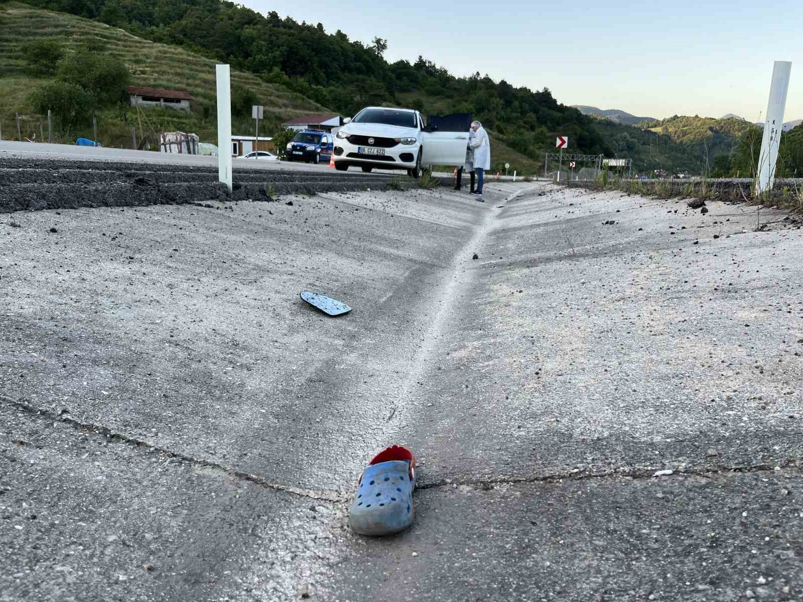BARTIN’DA DEDESİYLE BİRLİKTE OTLATTIKLARI HAYVANLARI YOLUN KARŞISINA GEÇİRMEYE ÇALIŞAN ÇOCUĞA