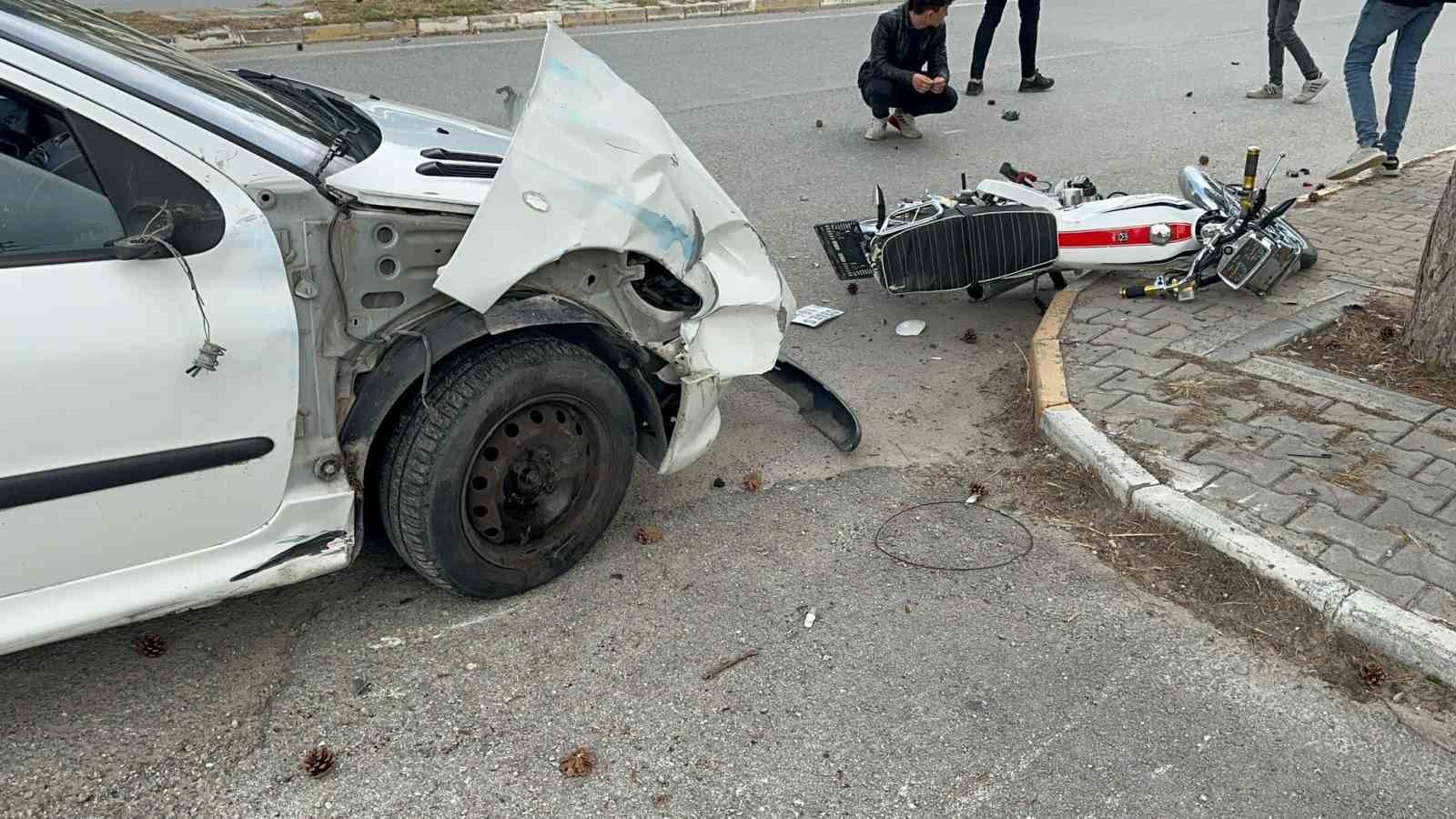 AFYONKARAHİSAR’DA OTOMOBİLİN MOTOSİKLETE ÇARPTIĞI KAZADA 15 YAŞINDAKİ İKİ GENÇ YARALANDI.