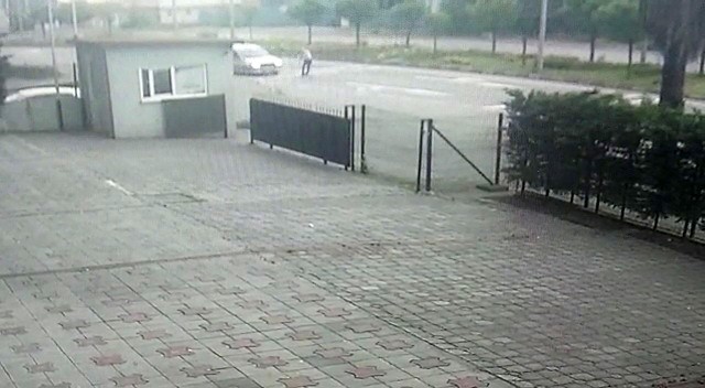 ZONGULDAK'IN EREĞLİ İLÇESİNDE YOLUN KARŞISINA GEÇMEK İSTERKEN OTOMOBİLİN ÇARPMASI SONUCU