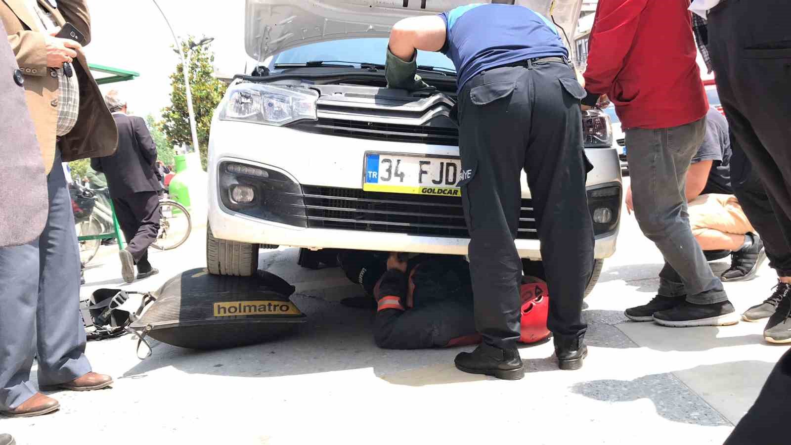 SAKARYA’NIN AKYAZI İLÇESİNDE OTOMOBİLİN MOTOR KISMINDA GİREN YAVRU KEDİ EKİPLERİ