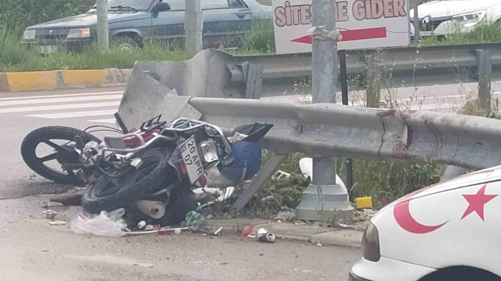 DENİZLİ’DEN UŞAK İSTİKAMETİNE MOTOSİKLETLE GİDEN 70 YAŞINDAKİ ADAM OTOMOBİLLE ÇARPIŞMASI