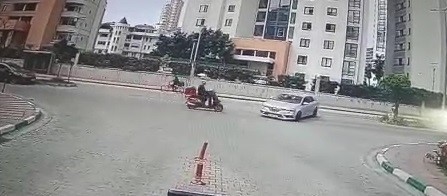 BURSA’DA SEYİR HALİNDEKİ MOTOSİKLET SÜRÜCÜSÜ, DÖNÜŞ YAPMAK İÇİN YOLA ÇIKAN