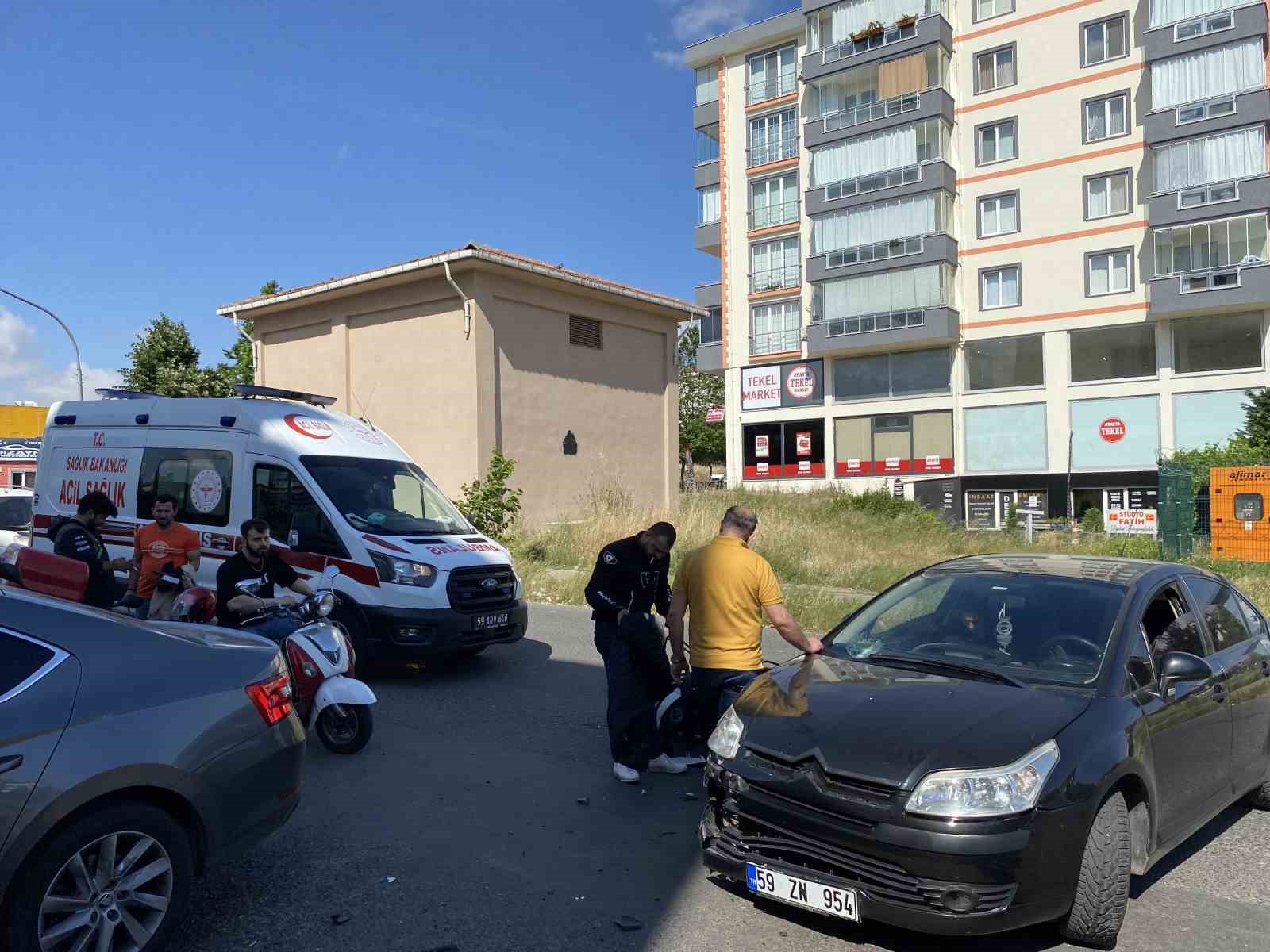 TEKİRDAĞ'IN ÇORLU İLÇESİNDE OTOMOBİLLE ÇARPIŞAN MOTOSİKLETLİ KURYENİN YARALANDIĞI KAZA ANBEAN