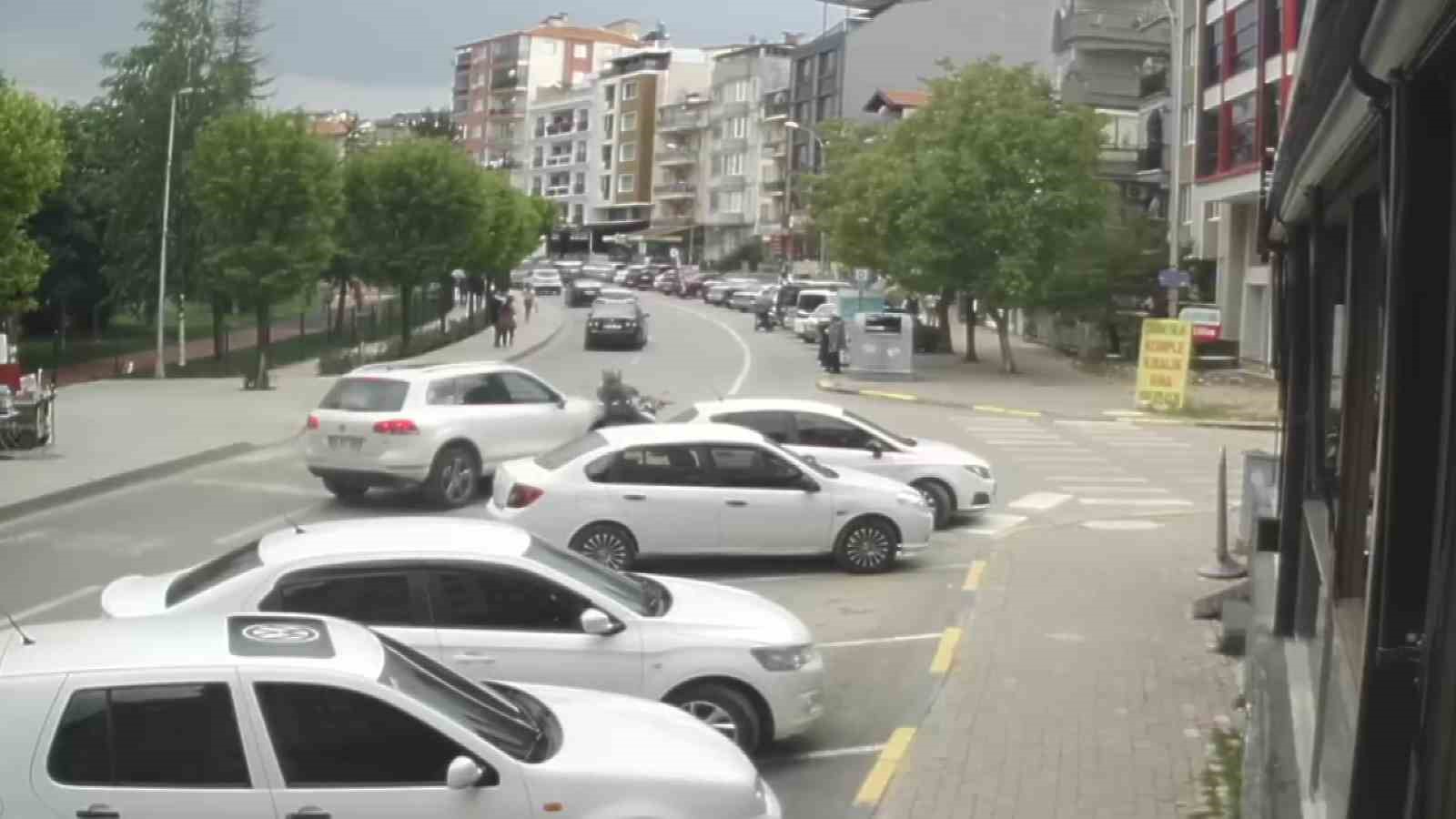 UŞAK’TA HATALI GEÇİŞ YAPAN MOTOSİKLETİN BİR OTOMOBİLLE ÇARPIŞMASI SONUCUNDA MOTOSİKLET