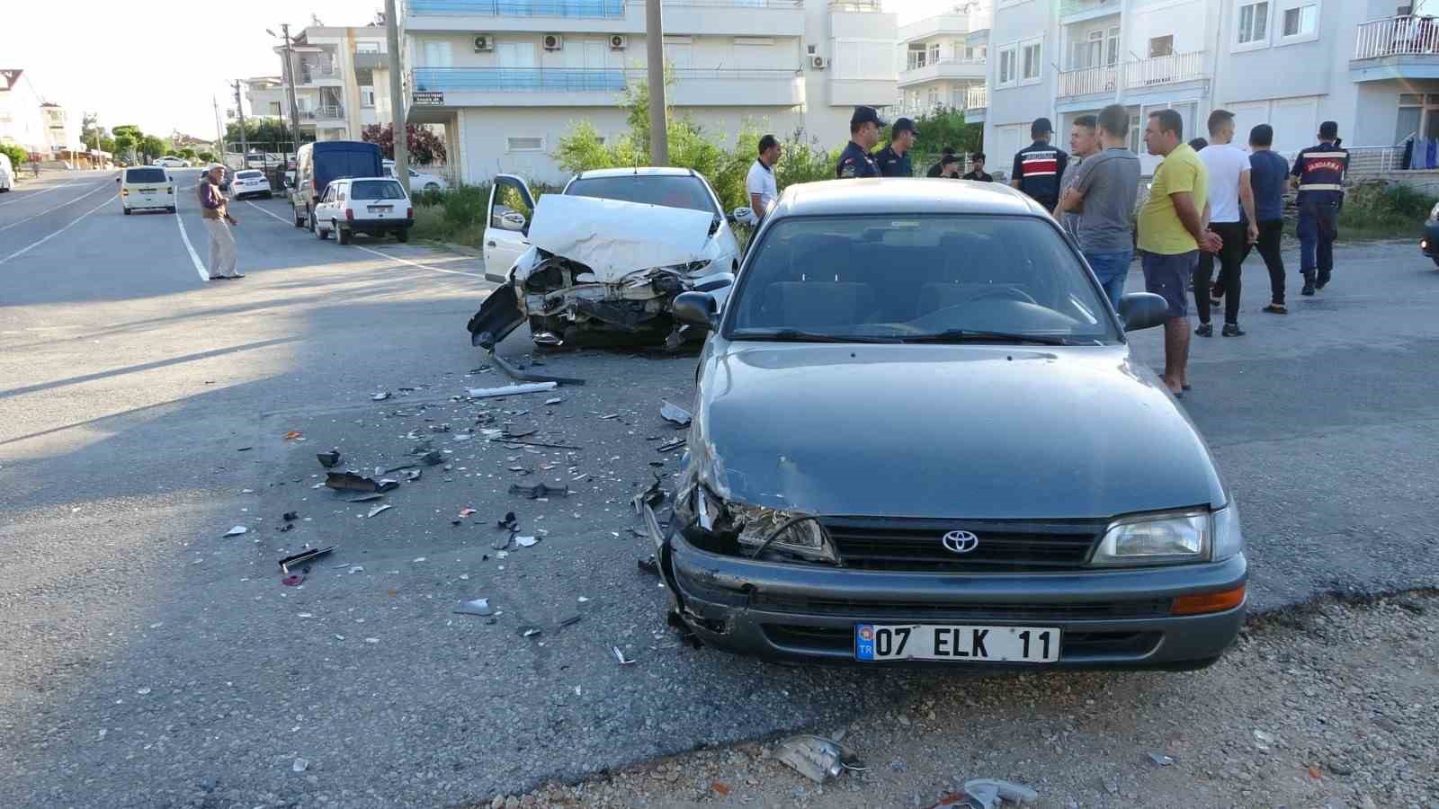 ANTALYA’NIN MANAVGAT İLÇESİNDE 2 OTOMOBİLİN ÇARPIŞMASI SONUCU MEYDANA GELEN KAZADA