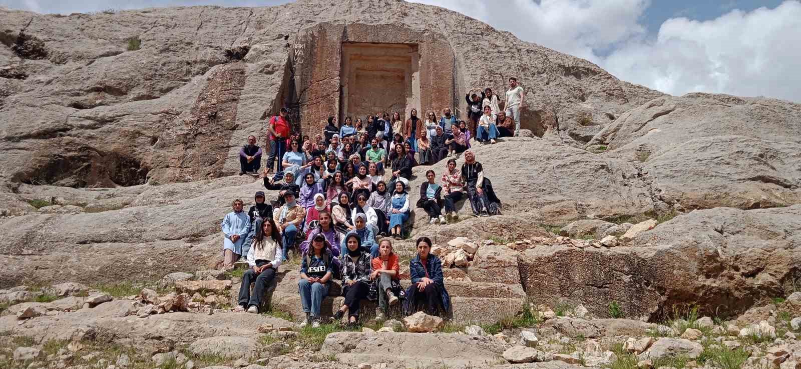 VAN’IN ÖZALP BELEDİYESİ İLE TÜRKİYE GENÇLİK VAKFI (TÜGVA) ÖZALP TEMSİLCİLİĞİ
