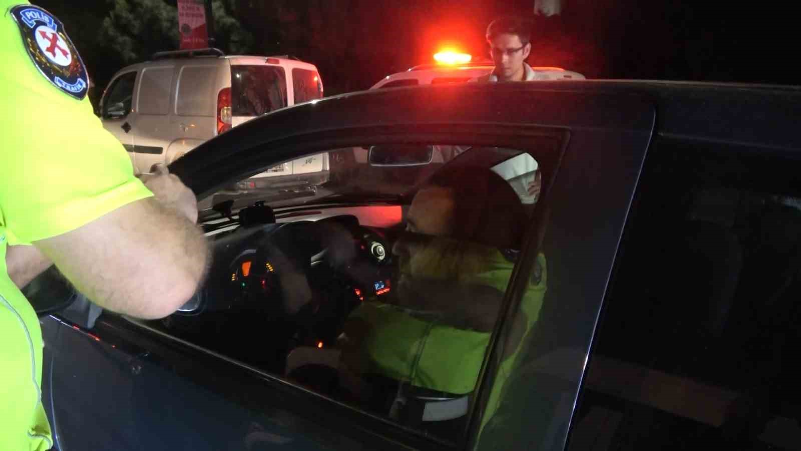 BURSA’DA POLİS EKİPLERİ TRAFİK CANAVARLARINA GEÇİT VERMEDİ.