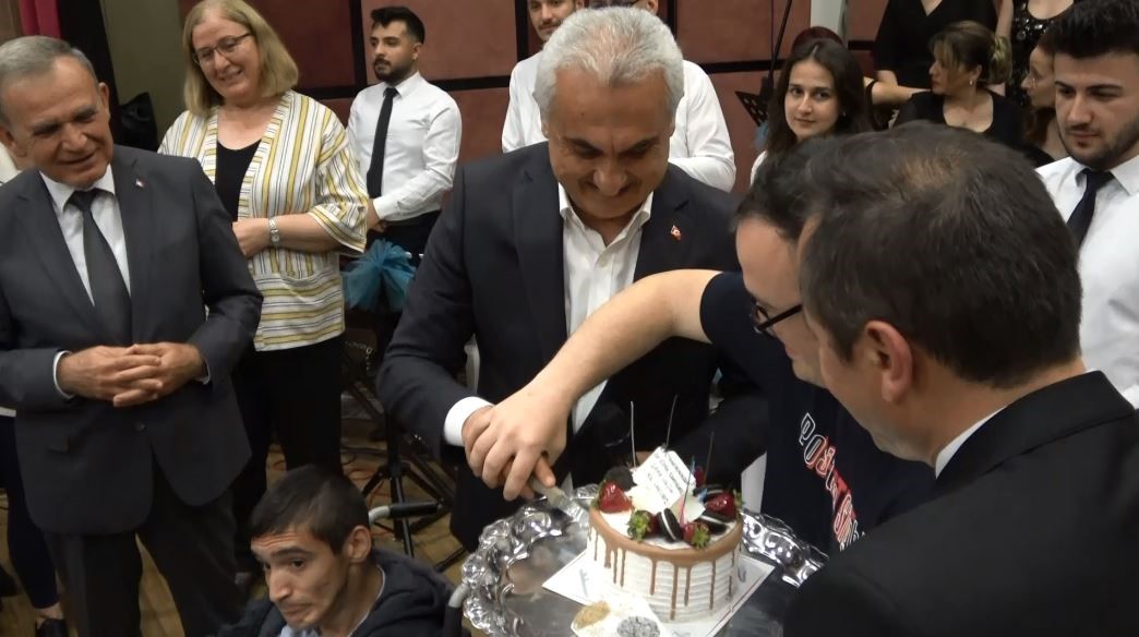 KASTAMONU’DA DÜZENLENEN ‘TÜRK SANAT MÜZİĞİ KOROSU’ ETKİNLİĞİNDE PROGRAM SONRASI SAHNEYE