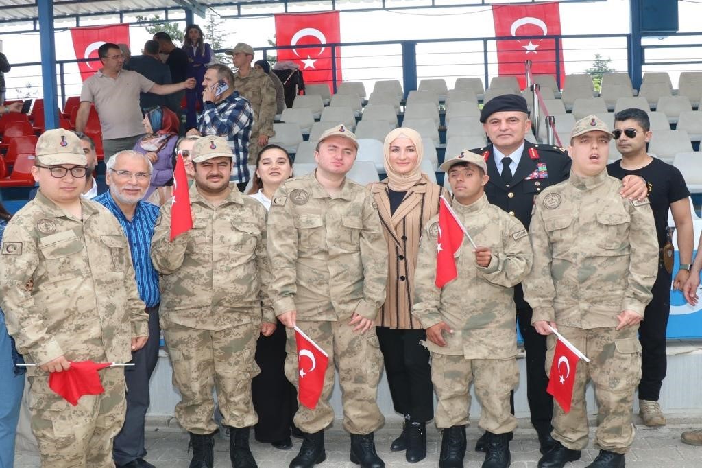 BİLECİK'TE ÖZEL GEREKSİNİMLİ BİREYLER JANDARMA EĞİTİM KOMUTANLIĞINDA İCRA EDİLEN YEMİN