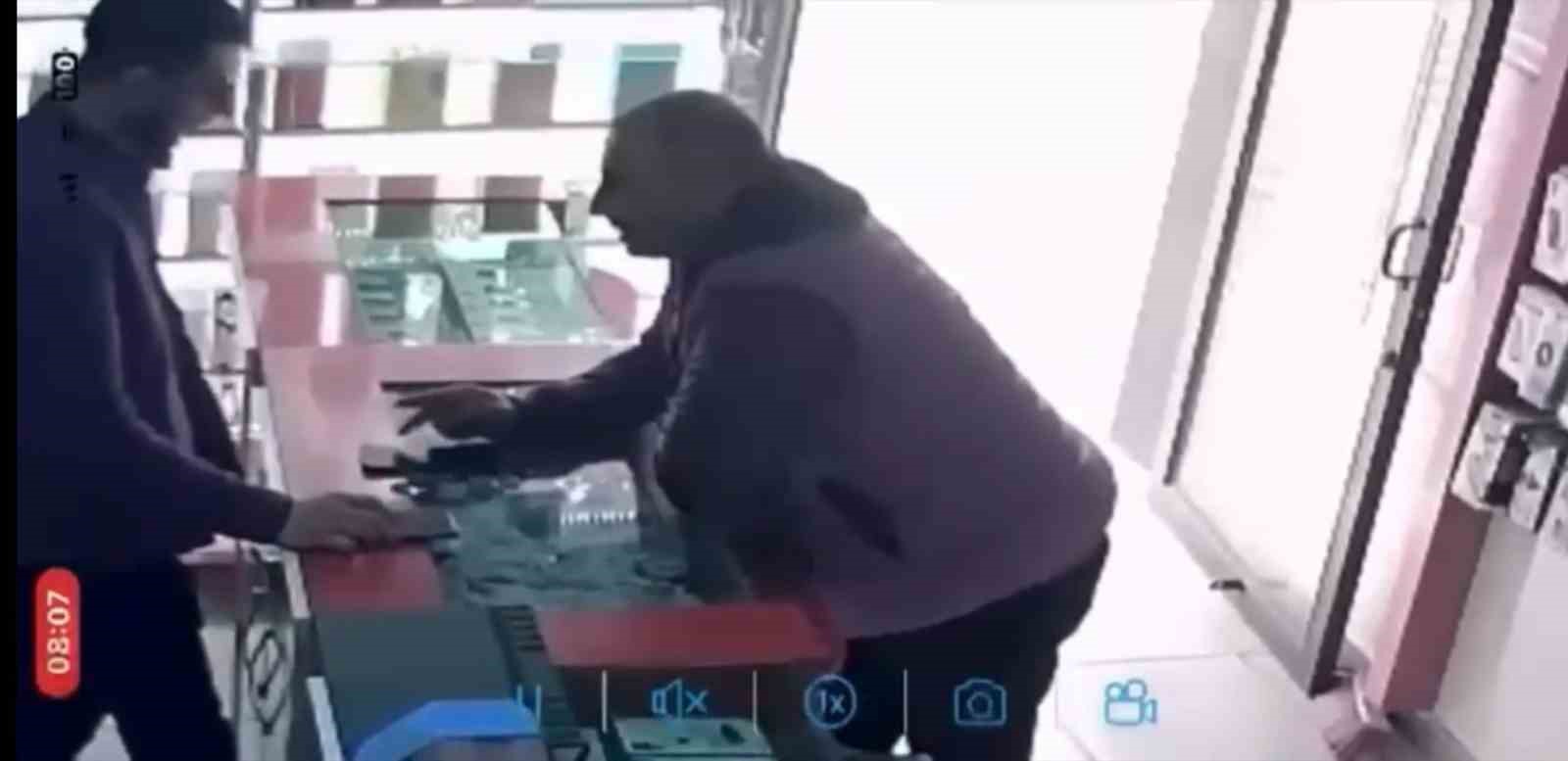 BURSA’DA TELEFON ALMAK İÇİN GİRDİĞİ DÜKKANDA BEĞENDİĞİ TELEFONU ALMAK İÇİN