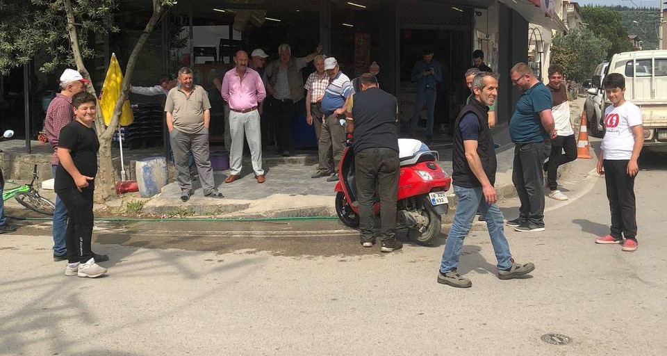 BURSA’NIN İZNİK İLÇESİNDE BİR MOTOSİKLETİN İÇİNE YILAN GİRDİ. 2 SAATTE