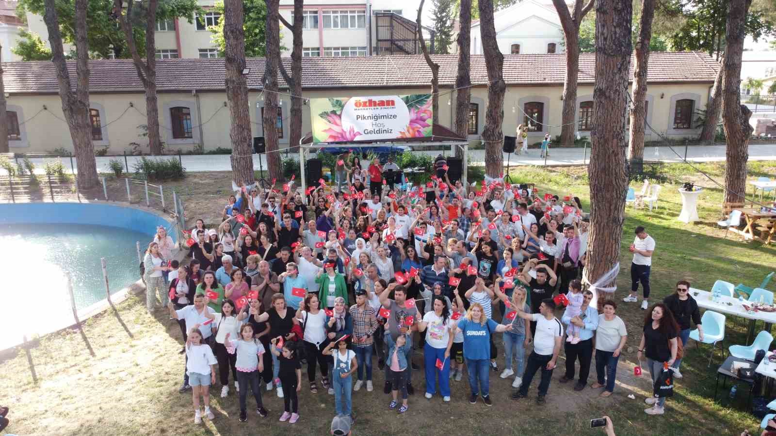 ÖZHAN MARKETLER ZİNCİRİ’NİN ÇALIŞANLARI İLE HER YIL GELENEKSEL OLARAK BİR
