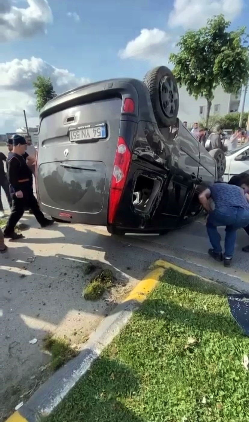 SAKARYA’NIN SERDİVAN İLÇESİNDE KAVŞAKTA PANELVAN İLE ÇARPIŞAN HAFİF TİCARİ ARAÇ