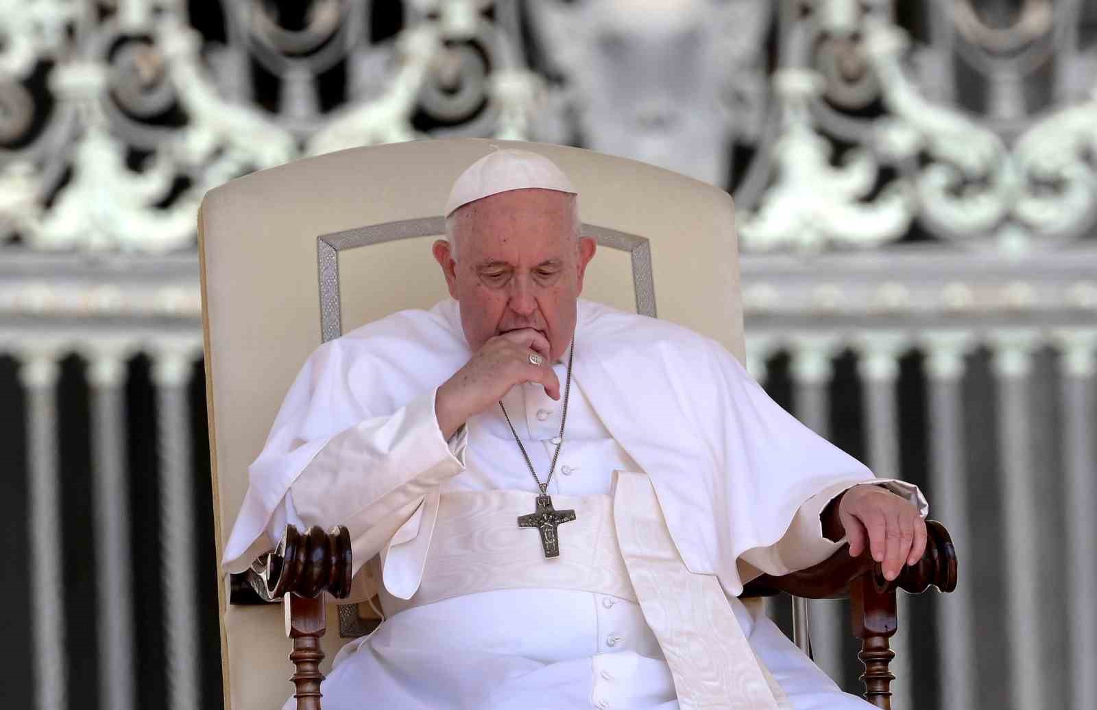 KATOLİKLERİN RUHANİ LİDERİ PAPA FRANCİS, KARIN BÖLGESİNDEKİ FITIK NEDENİYLE AMELİYAT