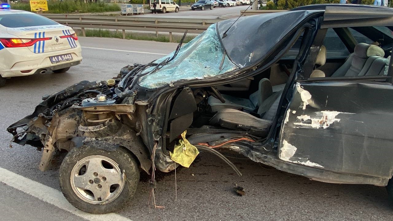 KOCAELİ'NİN BAŞİSKELE İLÇESİNDE SÜRÜCÜSÜNÜN KONTROLÜNDEN ÇIKAN OTOMOBİL BARİYERLERE ÇARPTI. KAZADA