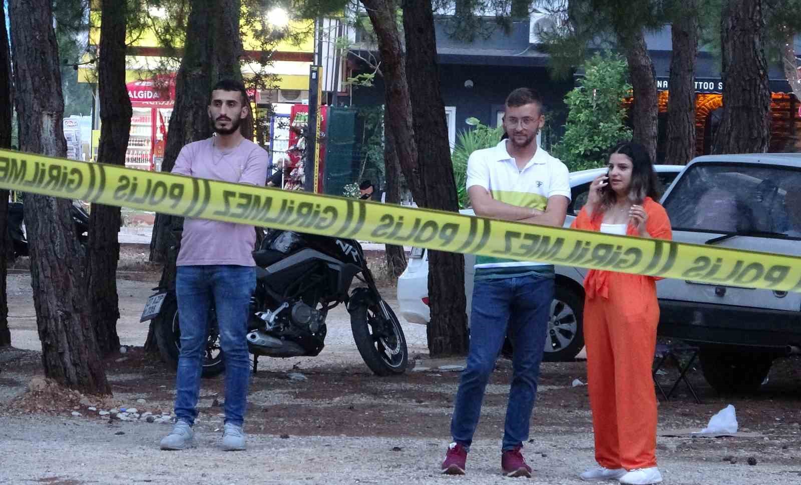 ANTALYA’DA PARK HALİNDEKİ ARACIN İÇERİSİNDE 40 YAŞINDAKİ ADAMIN CANSIZ BEDENİ