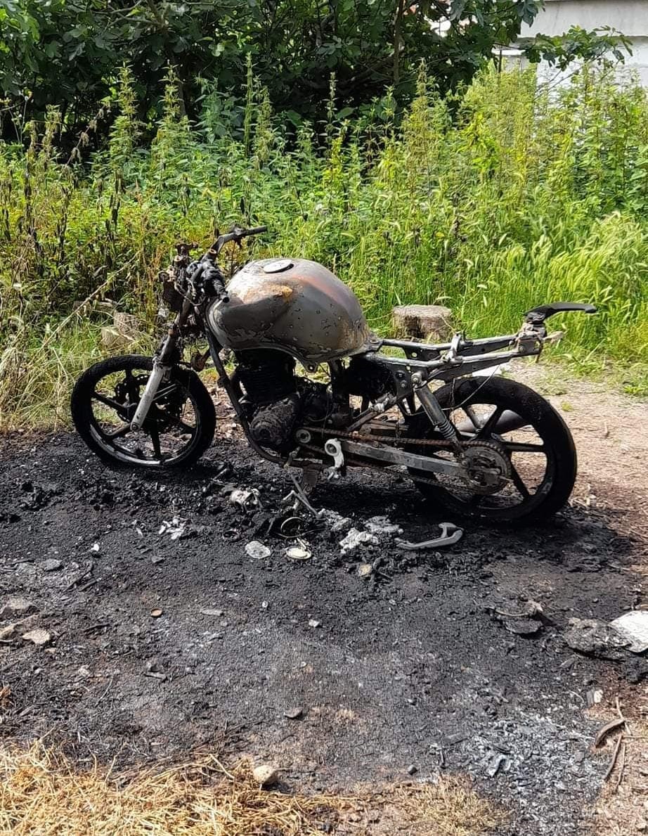 ZONGULDAK’IN EREĞLİ İLÇESİNE BAĞLI AKKAYA KÖYÜNDE BULUNAN MOTOSİKLET HENÜZ BİLİNMEYEN