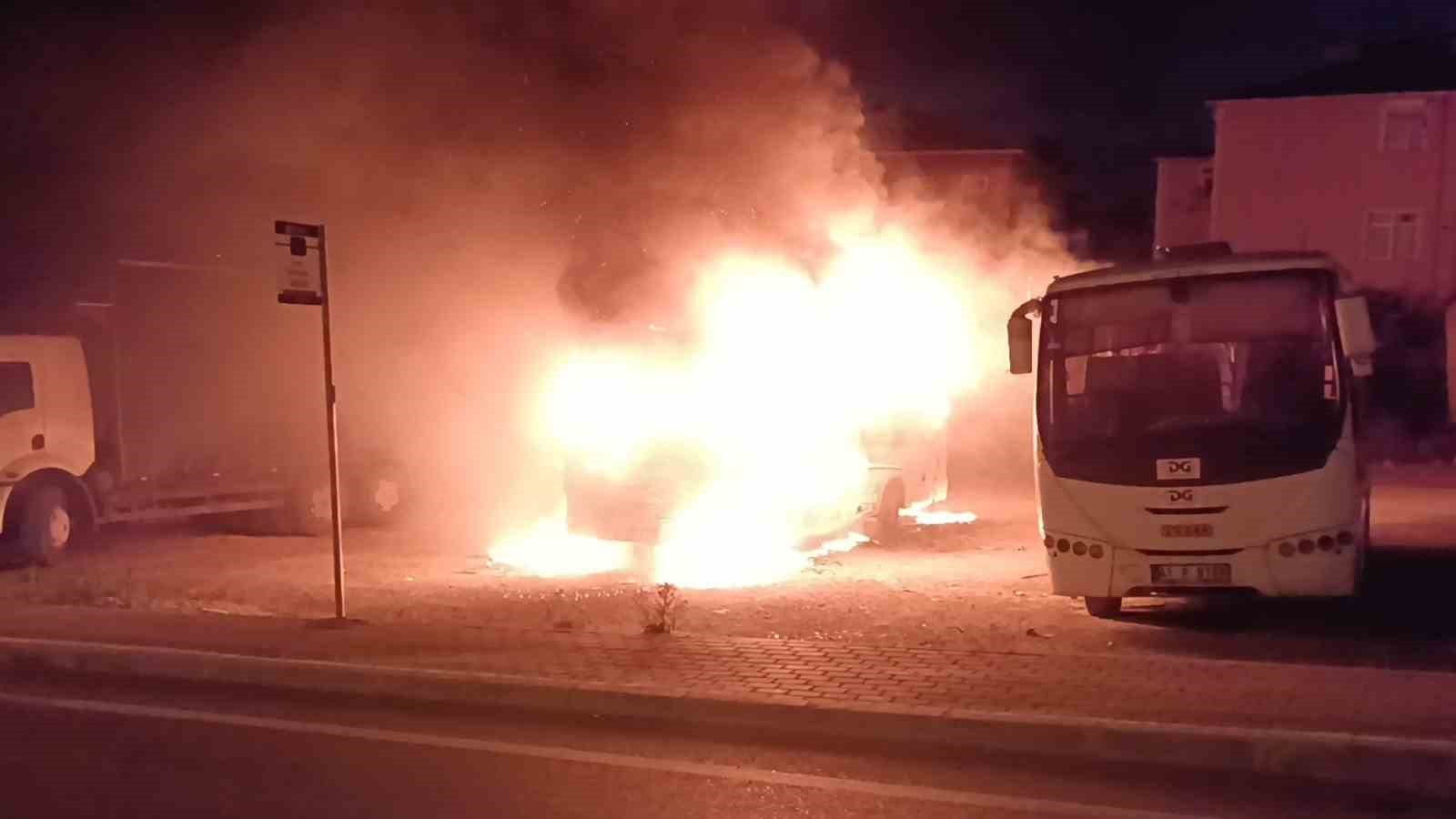 KOCAELİ’NİN GEBZE İLÇESİNDE PARK HALİNDEKİ MİDİBÜS ALEV ALEV YANDI. YAN