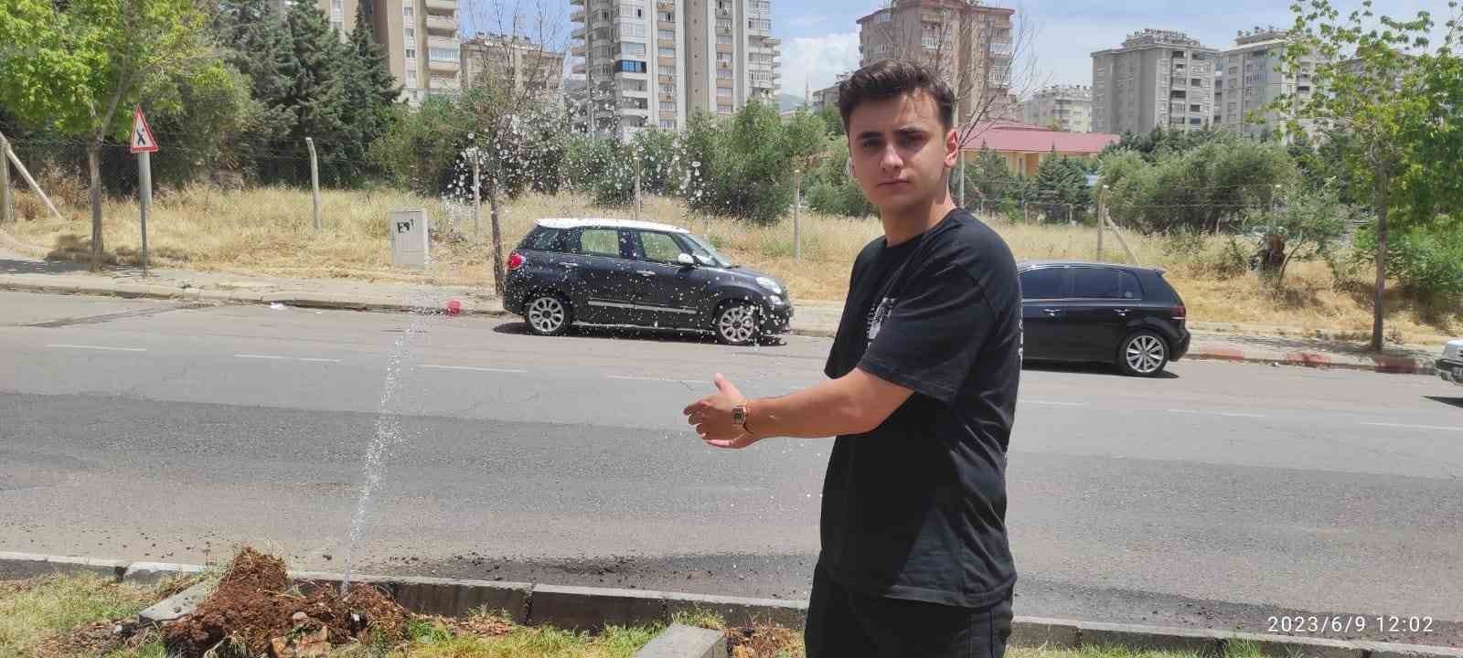 KAHRAMANMARAŞ’TA ORTA REFÜJDE PATLAYAN BORUDAN LİTRELERCE SU BOŞ YERE AKTI