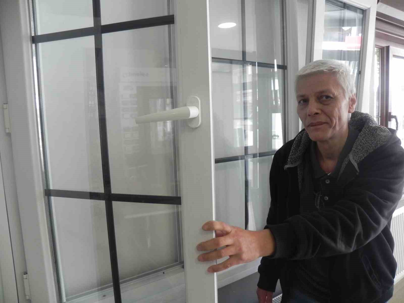 PENCERE VE BALKON USTASI İBRAHİM HOCAGİL, ESKİ TİP EVLERDE OTURAN